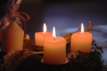 Obraz na płótnie Canvas christmas candles and christmas decorations