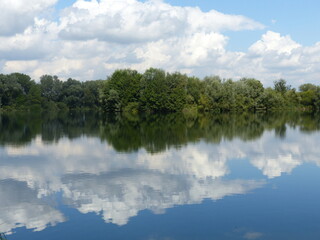 Fototapeta na wymiar Seenlandschaften mit spiegelnden Wolken im Wasser