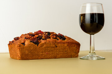 torta de frutos secos con copa de vino 