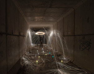 soldador dentro de un tunel