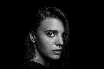 Naklejka premium Black and white portrait of a young woman