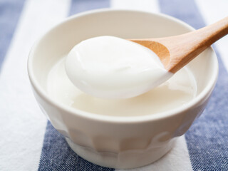 ヨーグルトをスプーンですくう