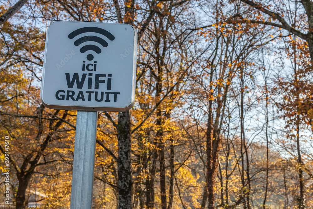 Sticker Objat (Corrèze, France) - Être connecté avec la nature ! - Zone Wifi gratuite située en bordure du lac