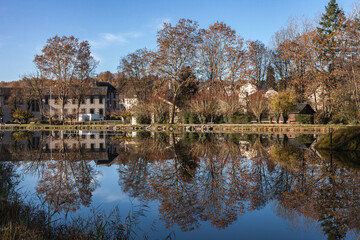 Fototapeta na wymiar Objat (Corrèze, France) - Reflets automnaux sur le lac