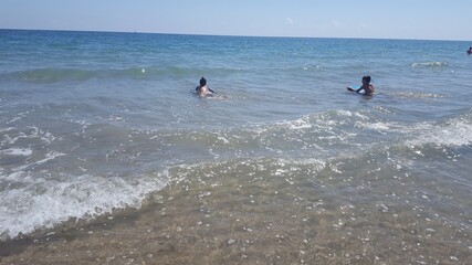 niños jugando en el mar