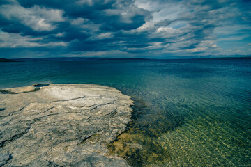 hot thermal springs in yeallostone national park wyoming