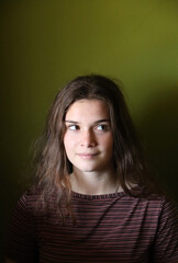 Fototapeta premium RITRATTO DI GIOVANE RAGAZZA CON SFONDO VERDE