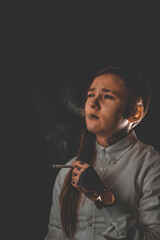 Mujer tatuada con cigarro y fuego