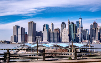 Naklejka premium looking at skyline of manhattan new york city