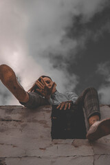 Mujer tatuada con cigarro y fuego