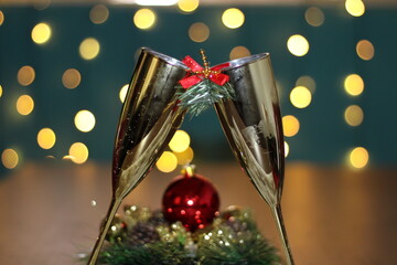 Celebração de natal e ano novo com taças de champagne.