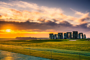 Obraz premium Stonehenge at sunrise in England. United Kingdom 