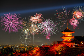 Obraz premium Kiyomizu-dera Temple with fireworks display in Kyoto, Japan