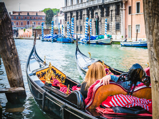 Fototapeta na wymiar Couple at the gondola in Venice, Italy