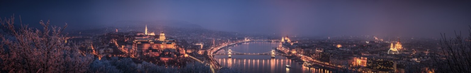 Naklejka premium Panorama of Budapest at dusk with light colour profile