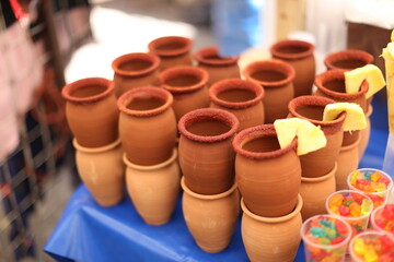 Tarros de barro con chile molido, bebidas mexicanas, preparados mexicanos