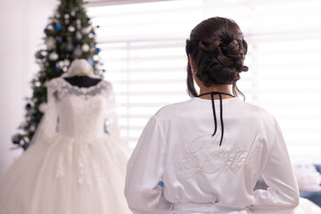 Novia frente a su vestido