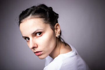 Fototapeta premium studio portrait of a woman, gray background