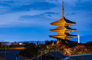 京都　八坂の塔　夜景