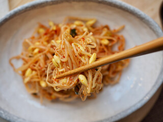 한국의 전통음식 콩나물 반찬과 젓가락 
