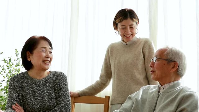 おしゃべりする日本人親子・二世代家族