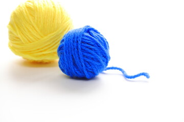 青色と黄色の毛糸玉