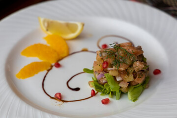 Tuna tartar with orange fillets and pomegranates