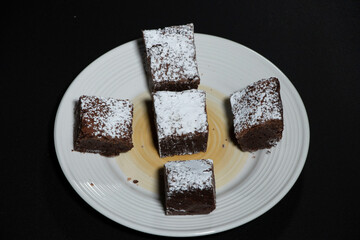 Plato con brownies como postre