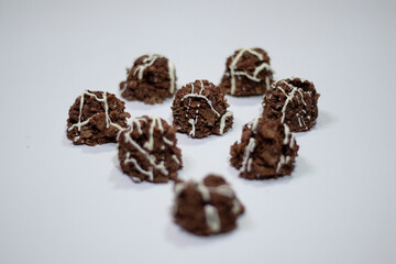 Enjambres de chocolate oscuro en fondo blanco