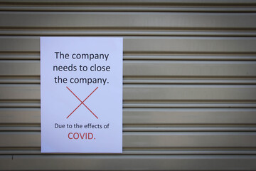 Announcing company closure during the COVID outbreak at the aluminum door in front of the company.