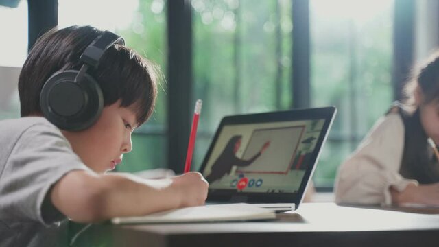 Children Online Class Images – Browse 115,723 Stock Photos, Vectors