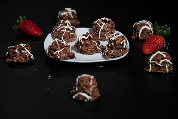 Enjambres de chocolate oscuro con fresas