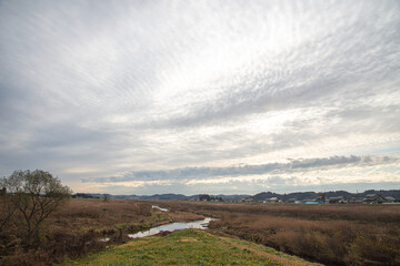 秋の空と河川敷