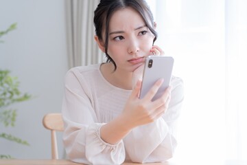 困るアジア人女性　ポートレート