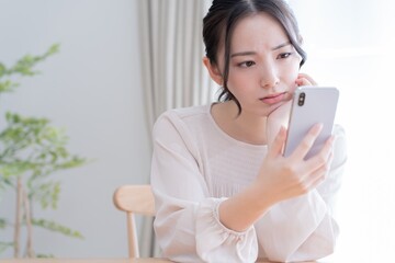 困るアジア人女性　ポートレート