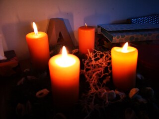 3. Adventsonntag, 3 brennende Kerzen am Adventkranz
