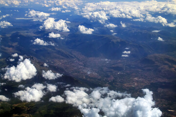 Nubes sobre Sulmona, provincia de L'Aquila, en Italia. Vista aérea desde la ventana de un vuelo...