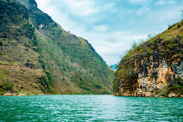 Fototapeta na wymiar Ma Pi Leng Mountain view from Nho Que River, one of the most beautiful is a River in Vietnam