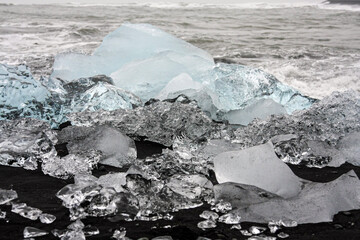 Eisblöcke auf schwarzem Lavasand