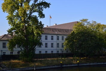 Fototapeta premium Schloss Bellevue am Fluss Spree, Tiergarten, Berlin