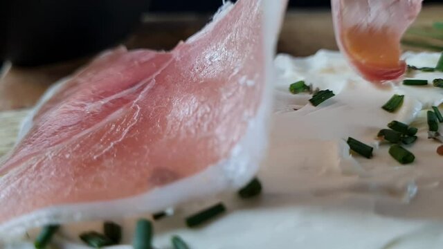 Sonnenblumenbrot mit Frischk&auml;se, Schnittlauch und Schinken
