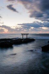 茨城県東茨城郡大洗町の海にある鳥居と朝焼け