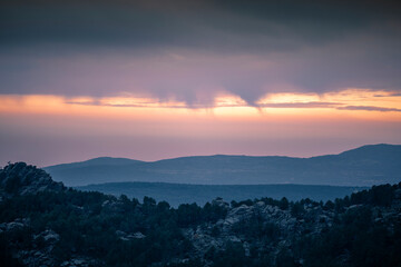 atardecer y amanecer sobre mar de nubes en la montaña 