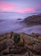 atardecer y amanecer sobre mar de nubes en la montaña 
