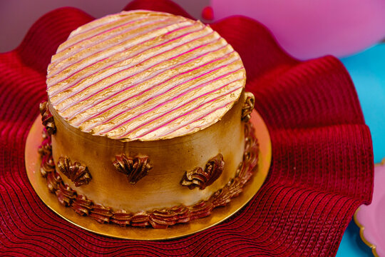 BOLO ROSA E DOURADO
