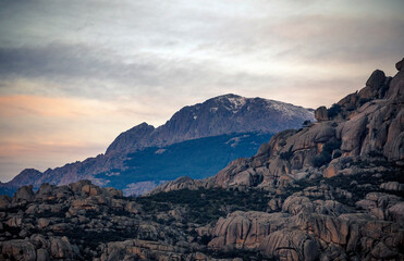 atardecer y amanecer sobre mar de nubes en la montaña 