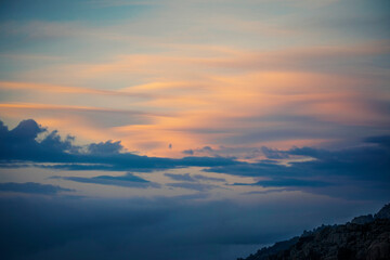 atardecer y amanecer sobre mar de nubes en la montaña 