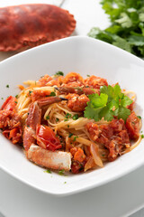 Piatto di deliziose bavette con salsa di granchio, cucina italiana