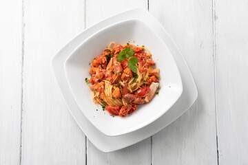 Piatto di deliziose bavette con salsa di granchio, cucina italiana