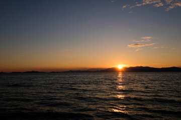 Fototapeta na wymiar 滋賀県長浜市豊公園の琵琶湖の夕日